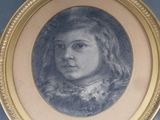 portrait d'une jeune fille dans un cadre doré sur fond bleu