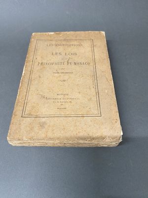 un vieux livre posé sur une table, sur un plateau bleu