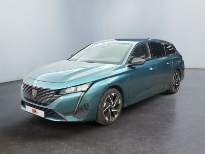 Une voiture bleue est garée dans une pièce aux murs blancs.