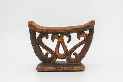 Appui-nuque dont l'élégant décor rappelle des motifs végétau…