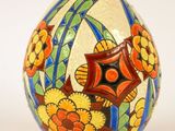 un vase orné d'un motif floral sur une surface blanche