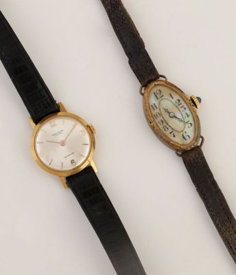 deux montres assises l'une à côté de l'autre sur une table