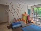 une photo d'un salon avec un sapin au milieu de la pièce
