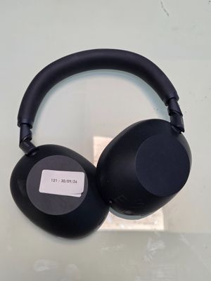 un casque posé sur une table