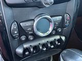 un tableau de bord de voiture avec une radio et une souris à l'intérieur