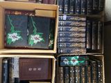 plusieurs livres empilés dans une boîte