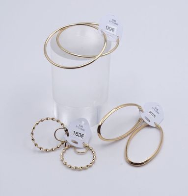 trois bagues et un porte-bagues sur la table
