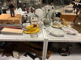 une table sur laquelle se trouvent de nombreux objets en verre