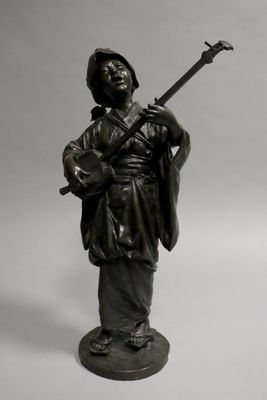 JAPON. Meiji. Bronze représentant un joueur de shamisen.