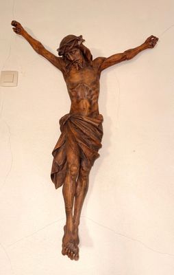 une statue de Jésus accrochée au mur d'une église
