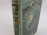 un vieux livre posé sur une table, sur lequel est collée une étiquette