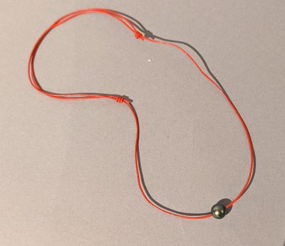 Collier cordon en cuir orange orné d'une perle de Tahiti (D.