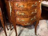 une commode en marbre dans le coin d'une pièce