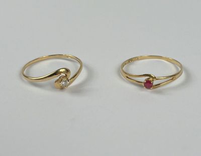 une paire de bagues en or ornées de pierres rouges