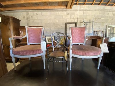 trois chaises posées sur une table dans une pièce