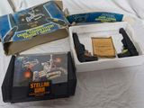 une boîte contenant un pistolet, un livre et un jeu vidéo