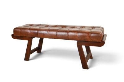 une image représentant un banc en cuir marron sur fond blanc