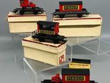 Plusieurs petits trains sont exposés dans une vitrine.