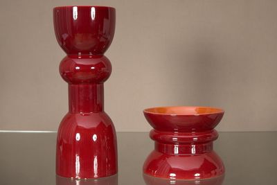 deux vases rouges posés sur une table