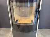 une photo d'une machine à café posée sur un sol carrelé