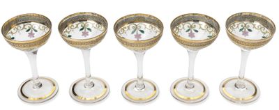 quatre verres à vin à bord doré et décorés d'un motif floral