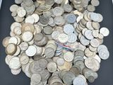 un tas de pièces d'argent sur une table noire
