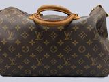 un gros plan d'un sac Louis Vuitton marron sur fond blanc