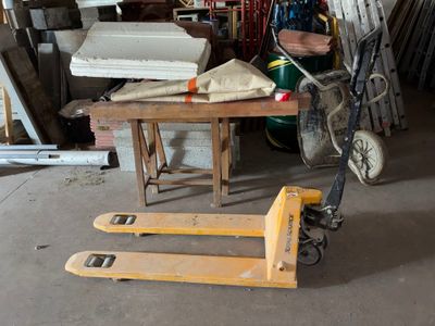 plusieurs morceaux de bois sont empilés sur une table dans un garage