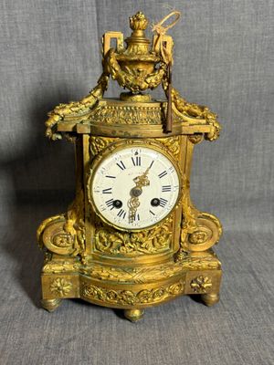 une horloge en or posée sur une table