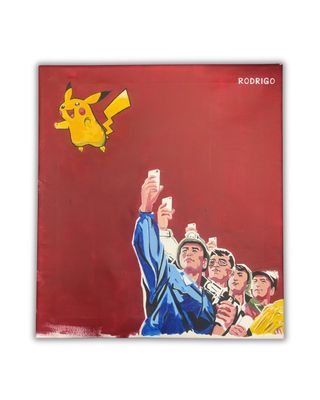 un tableau représentant un homme tenant un téléphone portable devant une foule de personnes