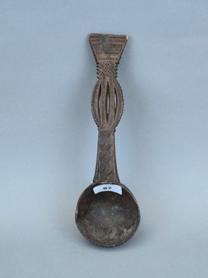 une cuillère dont le manche est orné d'un motif