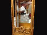 une armoire en bois avec un miroir à l'intérieur