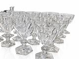 un grand nombre de verres posés sur une table