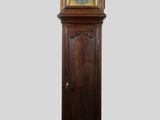 une horloge de parquet qui se trouve au milieu de la pièce