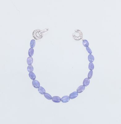 un dessin représentant un bracelet orné de perles bleues sur fond blanc