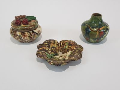 trois petits vases posés sur une surface blanche