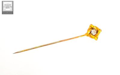 un bâton en or orné d'un diamant