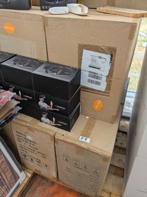 plusieurs boîtes empilées les unes sur les autres