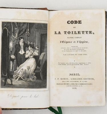 Quelqu'un tient un livre sur lequel figure l'image d'un homme et d'une femme assis sur une chaise.