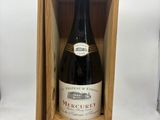 une bouteille de vin dans un coffret en bois sur une table
