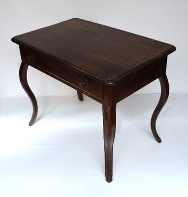 une vieille table en bois surmontée d'un tiroir