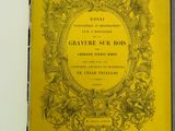 un livre jaune posé sur une table, à côté d'un livre blanc