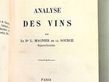 un livre ouvert sur lequel figure la photo d'un homme