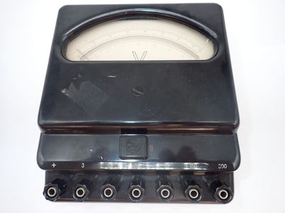 un gros plan d'une vieille radio posée sur une surface blanche