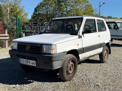 un camion blanc garé dans un parking
