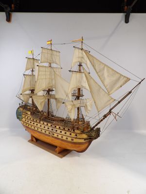 une maquette de voilier exposée sur une table