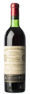 une bouteille de vin posée sur une table