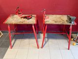 deux tables rouges sur lesquelles sont posés des outils, dans une pièce