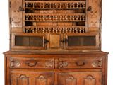 une vieille armoire en bois sur laquelle sont posées de nombreuses bouteilles