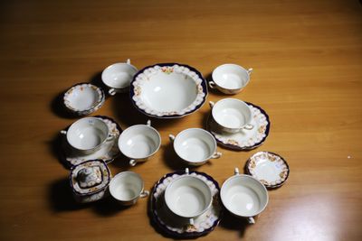 un grand nombre de tasses et de soucoupes sur une table